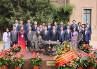 State President meets Vietnamese community in China